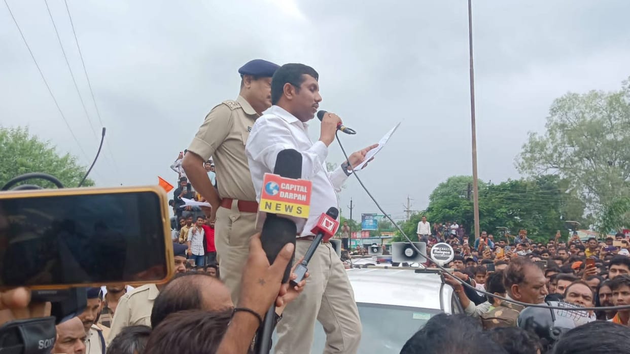 Bhopal Chaos in Berasia thousands people surrounded police station Hinduists agreed after collector persuasion