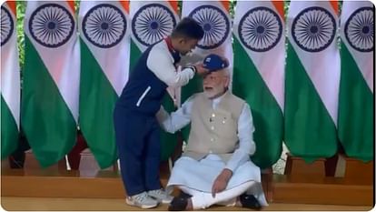 Gold medalist para athlete Navdeep Singh gifts a cap to Prime Minister Narendra Modi and takes his autograph