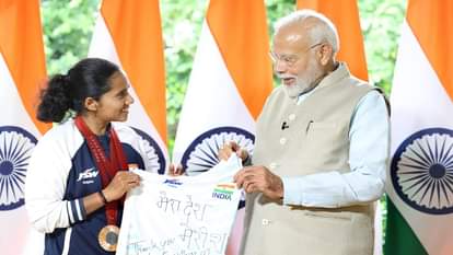 प्रधानमंत्री को टी शर्ट भेंट करती प्रीति पाल।