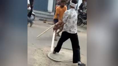 आपस में भिड़ते युवा।