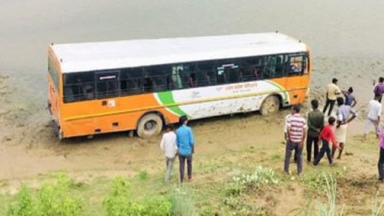 Roadways bus overturned in ditch near Bahgul river in Shahjahanpur