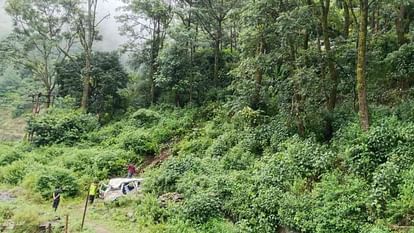 Rudraprayag Accident Banswara Vehicle fell 15 feet below road seven people including driver were on board