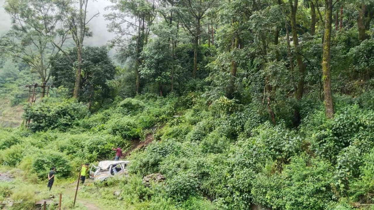 Rudraprayag Accident Banswara Vehicle fell 15 feet below  road seven people including driver were on board