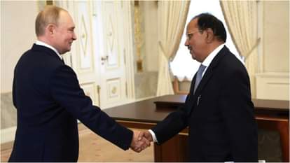 रूस के राष्ट्रपति व्लादिमीर पुतिन से मुलाकात करते भारत के एनएसए अजीत डोभाल।