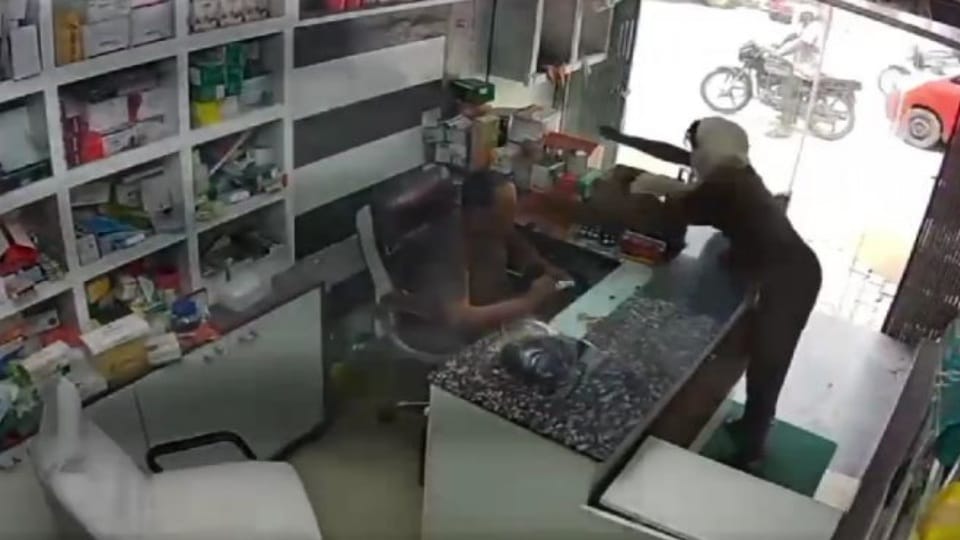 Thief put chilli powder in shopkeeper's eyes and ran away with piggy bank in Moga