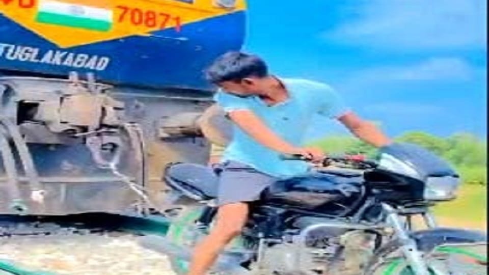 UP News: Youth was pulling railway engine with bike, youth sent to jail for making reels, partner absconding