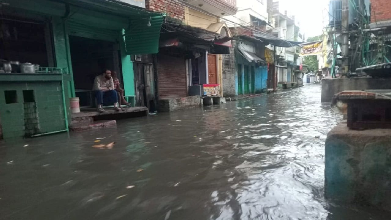 Heavy rains cause waterlogging and power cuts in Bareilly