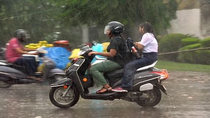 Delhi NCR Rains Weather changed suddenly with strong wind and drizzle in some areas.