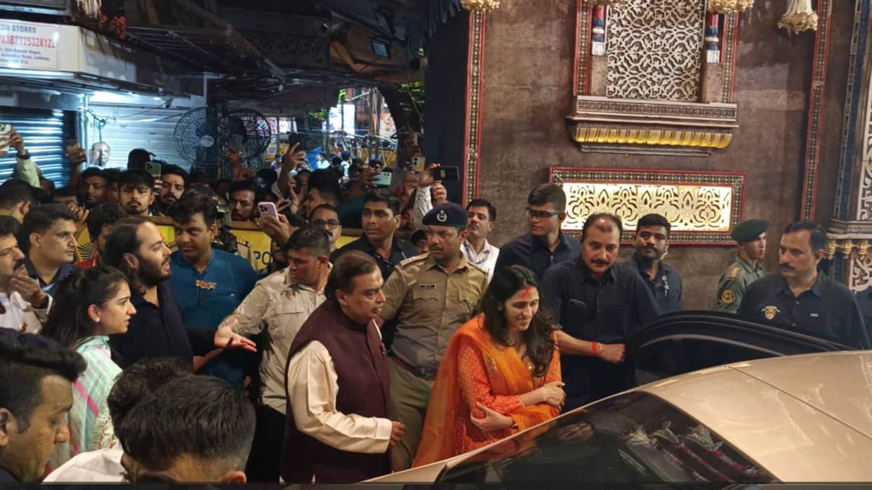 Mukesh Ambani shloka ambani anant ambani radhika merchant at Lalbaugcha Raja for ganpati darshan video viral