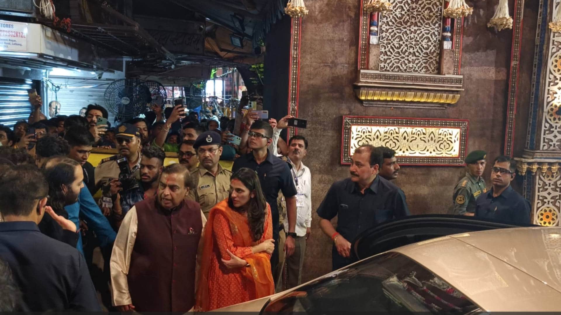 Mukesh Ambani shloka ambani anant ambani radhika merchant at Lalbaugcha Raja for ganpati darshan video viral