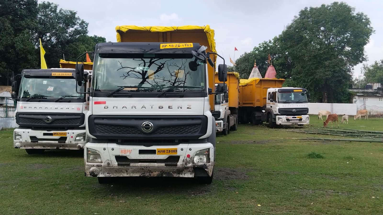 जब्त किए गए ट्रक।