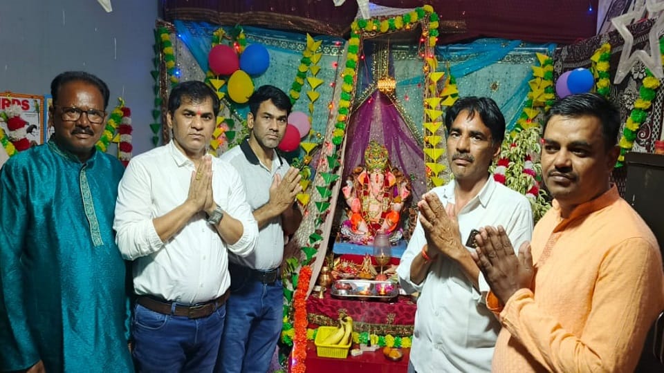 Devotees danced to the hymns of Ganesha in Bhajan Sandhya