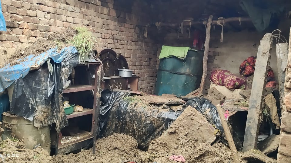 Meerut News: Three innocent people including brother and sister died after roof and balcony collapsed in rain.