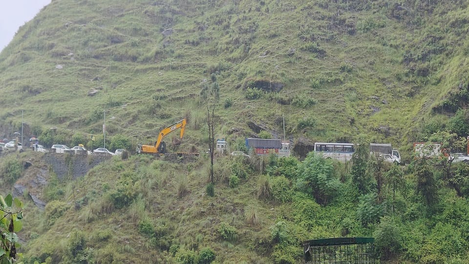 Jam on Bhowali-Almora NH due to falling debris