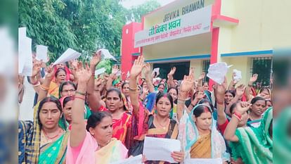 Bihar News: गोपालगंज में जीविका दीदियों ने दिया धरना, कहा- पदिधिकारी हमेशा हमें निकालने की धमकी देते हैं Bihar News: Jeevika sisters staged a sit-in protest in Gopalganj, put forward their demands