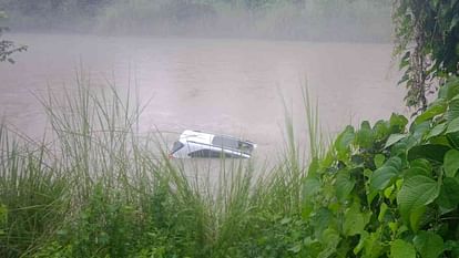 Car overturned in the canal late at night Bahadarabad Haridwar police rescued