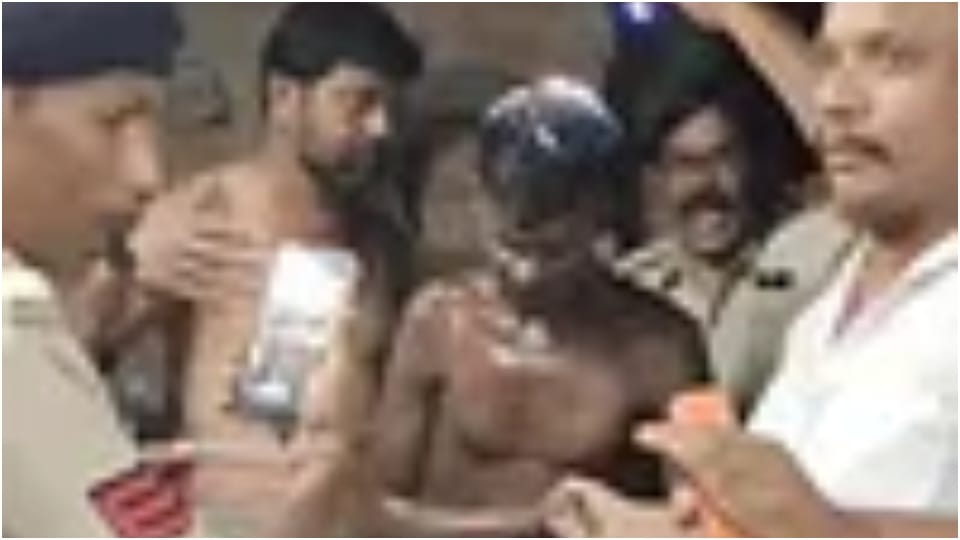 Damoh A mentally disturbed person entered the temple and thought he was a thief