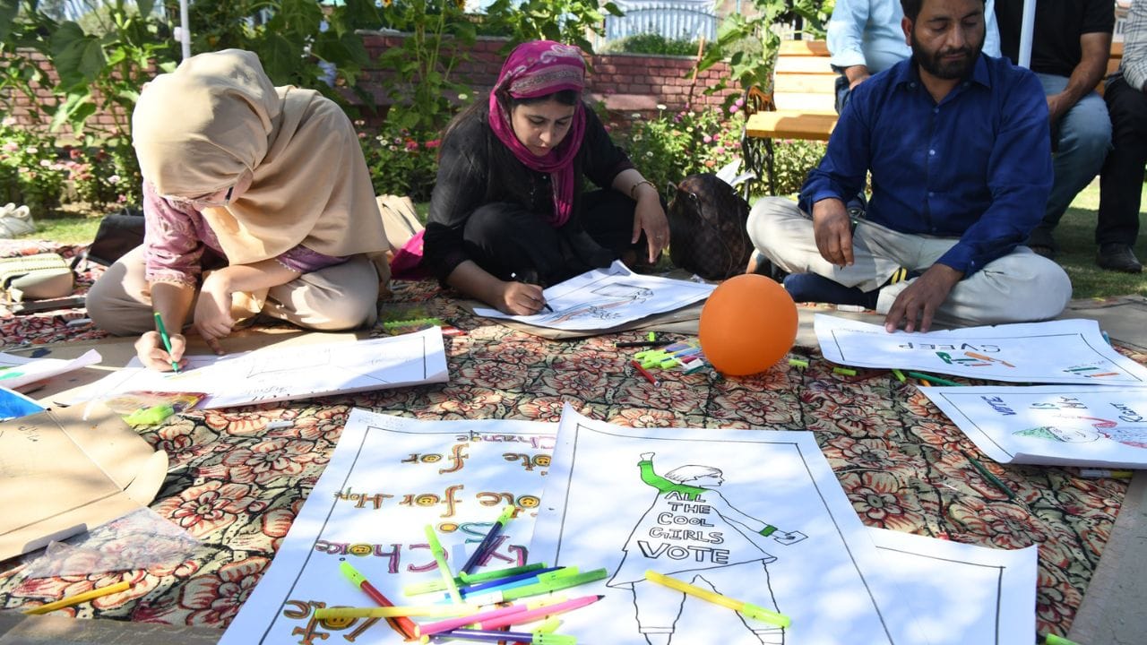 Jammu Kashmir Election: SVEEP campaign in Pratap Park, new wave of voting awareness in Srinagar