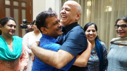 गले लगे मनीष सिसौदिया और केजरीवाल