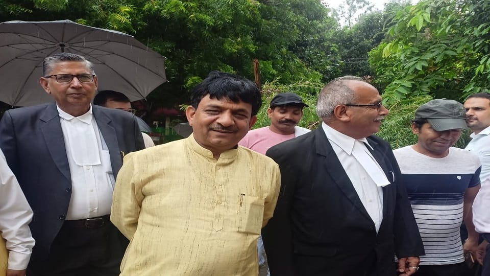 Muzaffarnagar: Minister of State Kapil Dev Aggarwal surrendered in court