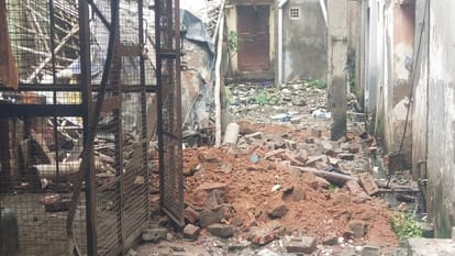 Meerut News: Three innocent people including brother and sister died after roof and balcony collapsed in rain.