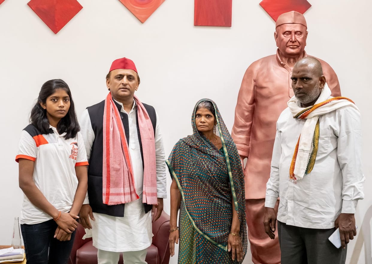 UP: Akhilesh Yadav met Mangesh Yadav's family, sister told how police took away Mangesh
