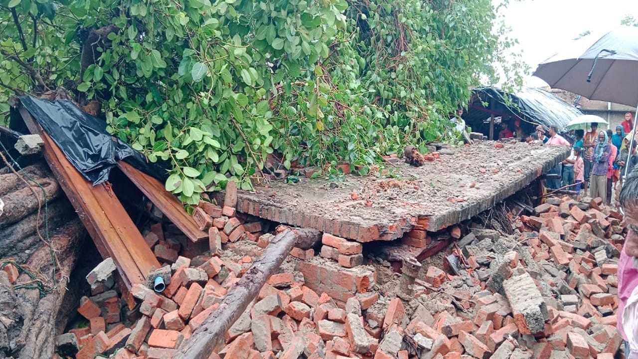 up schools closed due to heavy rain two people died in Lakhimpur Kheri