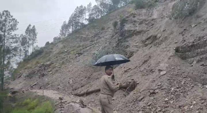 Uttarakhand Weather Today 324 roads closed due to rain and debris, 72 passengers stranded midway in Garhwal