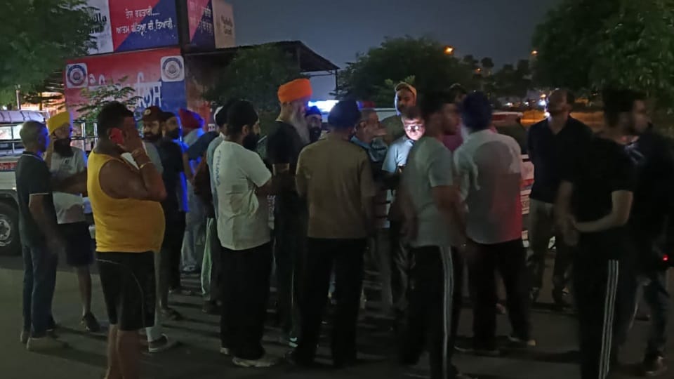Residents of Aero City and IT City protest against shortage of electricity and water in Mohali