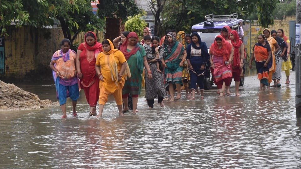 Rain damages Moradabad division, two children died due to wall collapse, schools up to class VIII closed