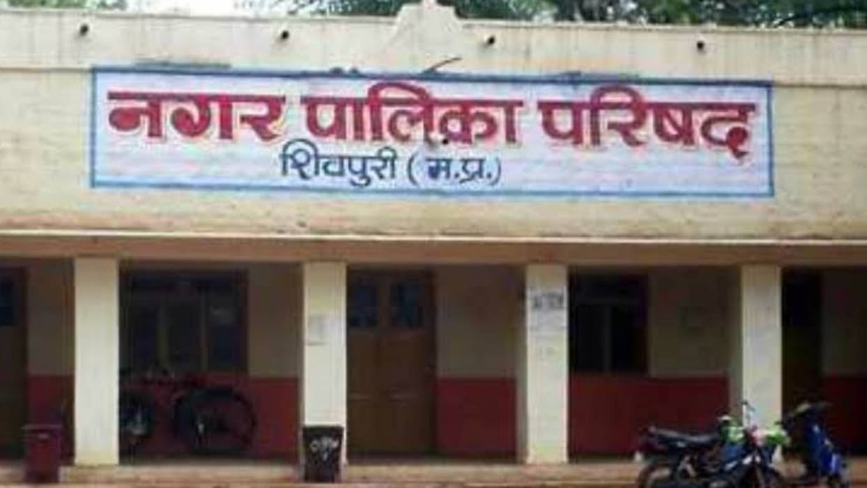 Shivpuri Municipality became strict on spreading garbage challans were issued to many shopkeepers