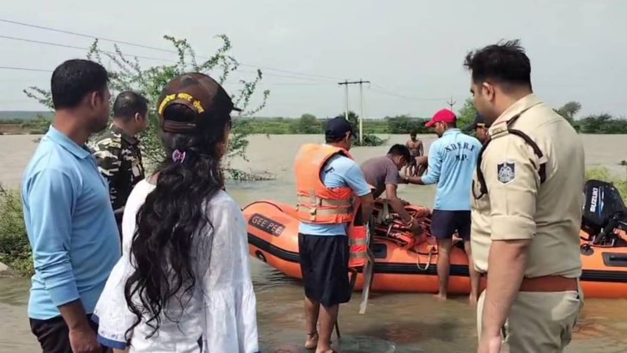 MP News Flood wreaks havoc in Gwalior-Chambal region 17 people dead so far more than 600 people rescued