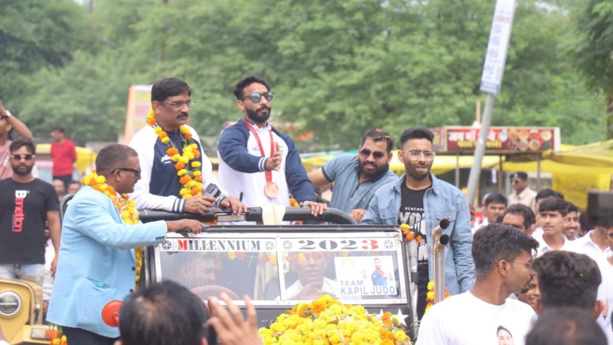 MP News Kapil Parmar reached Sehore after winning bronze medal in Paralympics was given grand welcome