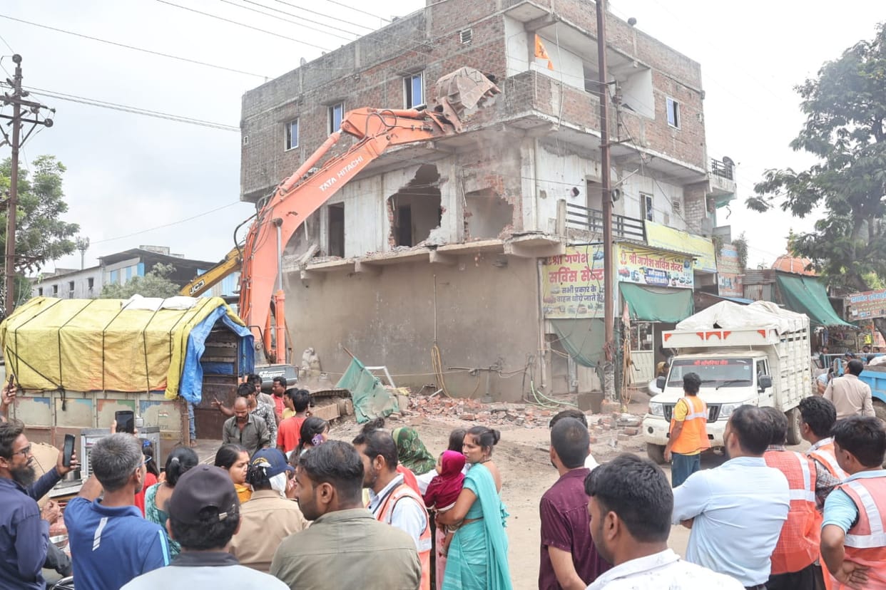 Indore: Corporation demolished houses built on factory land, also removed dangerous buildings.