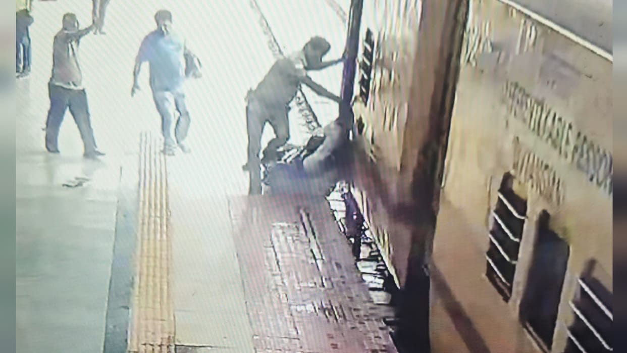 Prayagraj Junction: Constable saved a couple boarding Kalindi Express, their feet had slipped while boarding.
