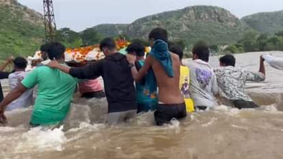 ऊफनते नाले की बीच से निकाली शवयात्रा