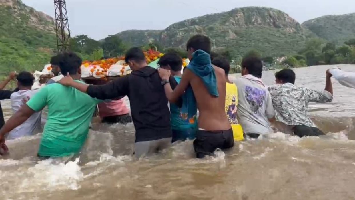 Sawai Madhopur: Picture exposes hollow claims, funeral procession had to be taken through overflowing drain