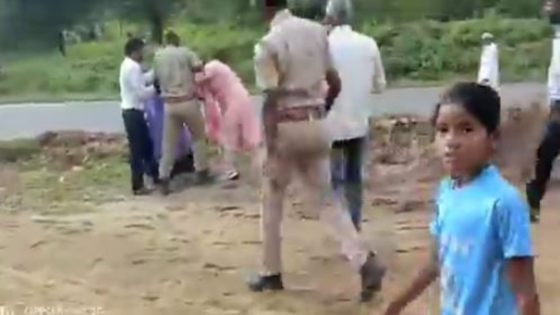 एसडीएम से खींचतान