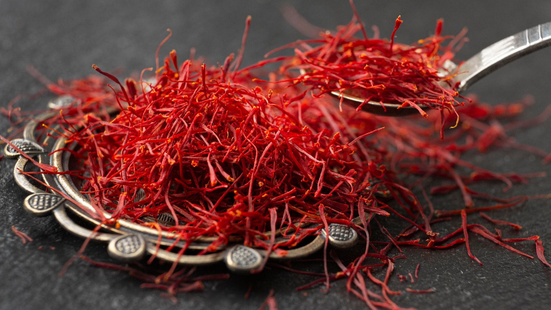World Most Expensive Spice saffron that Costs as Much as an iPhone Per Kilo duniya ka sabse mehnga masala