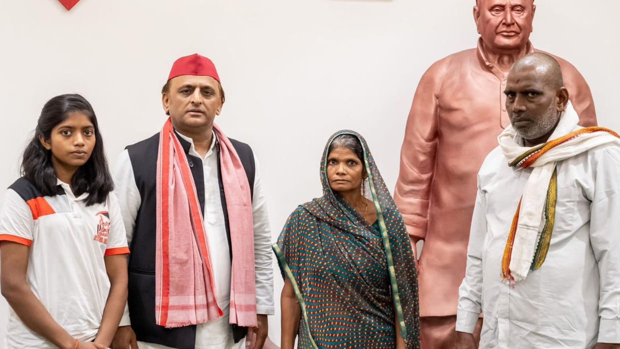 Akhilesh Yadav meets family of Mangesh demands action against officials