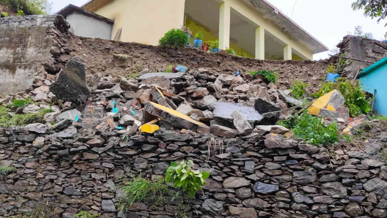 Uttarakhand rain Cracks appear in Palethi school building Srinagar Garhwal cold started Read All updates