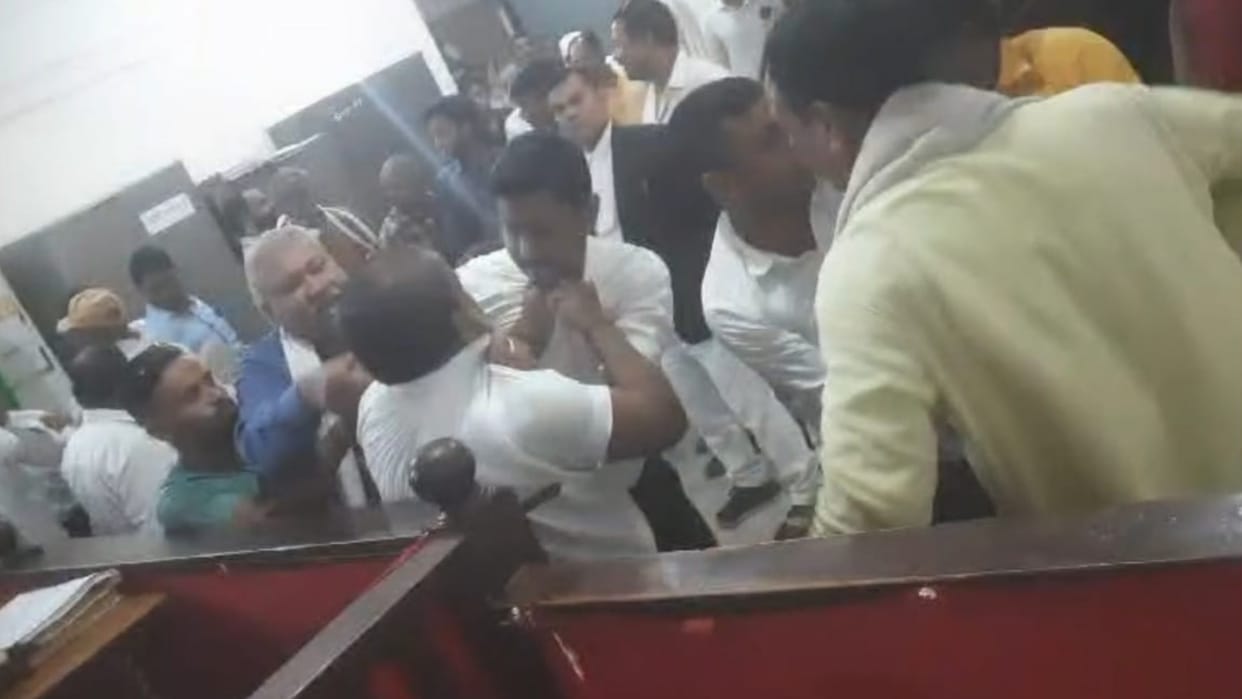 Clash between lawyers in Tahseel court in Sultanpur.