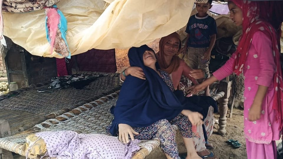 Meerut: Seven months pregnant mother cried badly clinging to the dead bodies of Inaya and Bilal