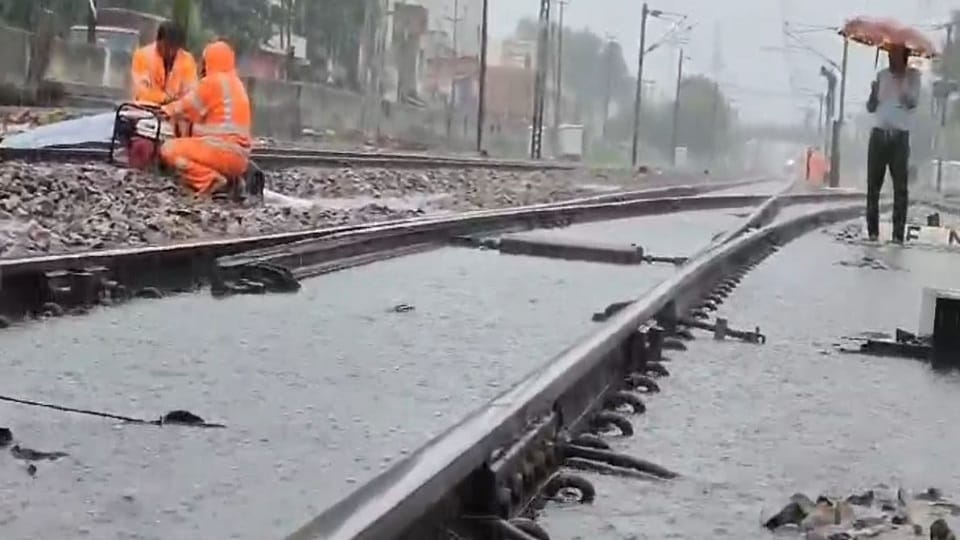 Water reached Delhi-Howrah track