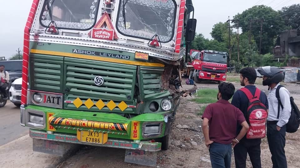 UP News: Trucks were moving back and forth, bike was in between, father and daughter died