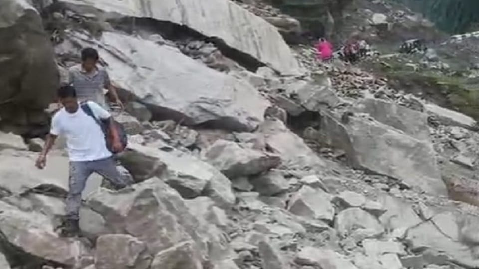 Dharchula-Tawaghat road connecting China border did not open even on the second day