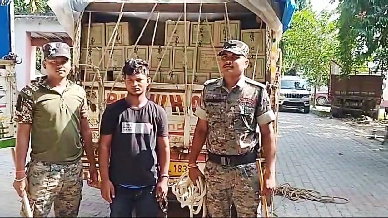 Vaishali News: Criminals looted a vehicle carrying ration by holding driver captive, police recovered it