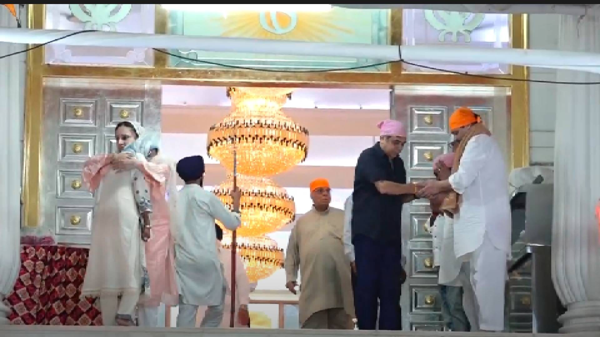 vikas J sethi Prayer Meeting at four BUNGLOW GURUDWARA Delnaaz Irani Mohammad Nazim expressed condolences