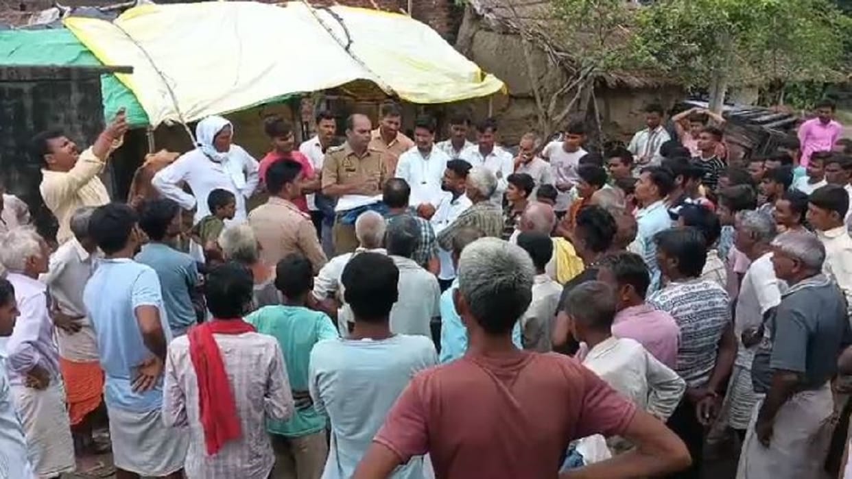 man died and his son injured as wall collapsed due to rain in lakhimpur kheri