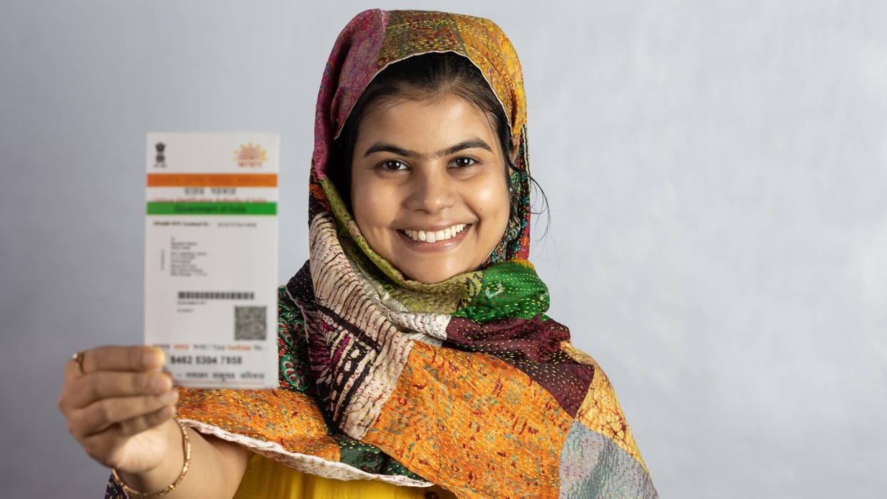 Normal vs PVC Aadhar card Key Differences Explained jaane puri jankari plastic aadhar card ke baare me